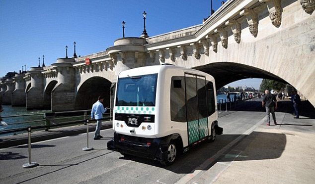 Paris tests electric driverless minibus to fight pollution
